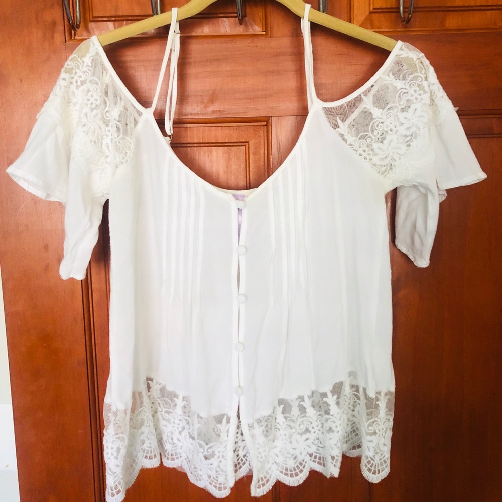 Detailed lace blouse ✨